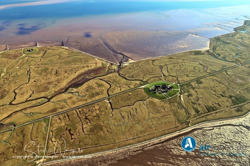 Wattenmeer, Fahrrinne und Priele - Hallig Hooge - Hallig Langeneß | Die Gemeinde Langeneß hat eine Fläche von 11,57 km² und eine Bevölkerung von etwa 126 Einwohnern, was einer Bevölkerungsdichte von 11 Einwohnern pro km² entspricht.