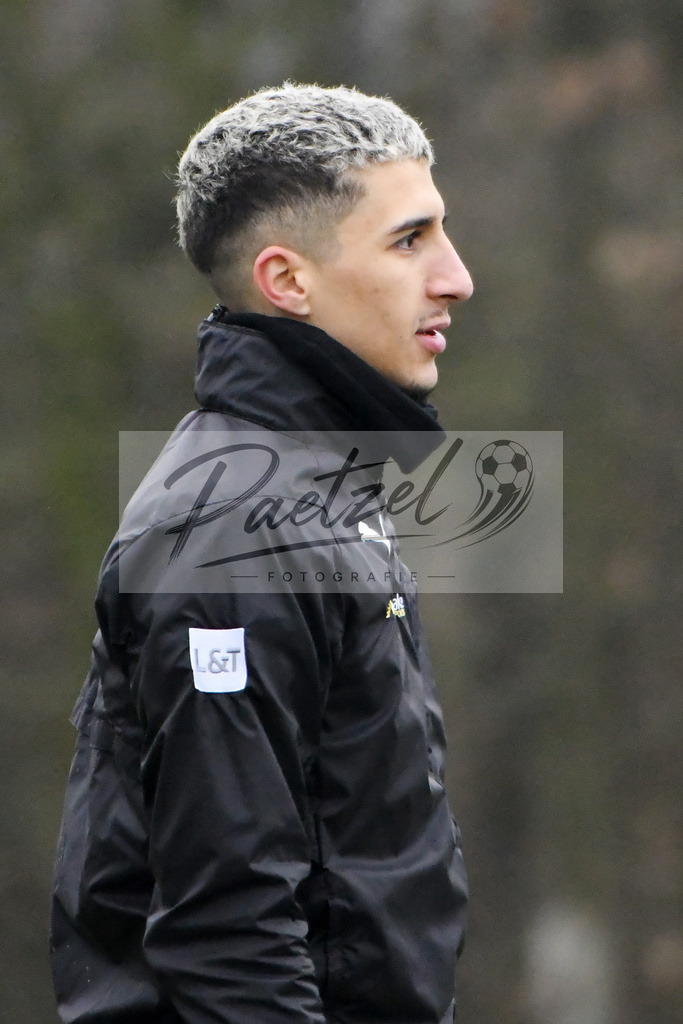 20200125_TRAOSN_0036 | Fußball, Herren: Anas Ouahim (VfL Osnabrück) schaut beim Training des VfL Osnabrück am 25.01.2020 im Sportpark Illoshöhe in Osnabrück, Deutschland.(Foto von Nico Paetzel) - Realisiert mit Pictrs.com