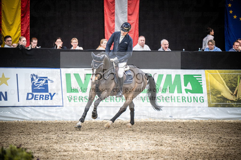 DOS_3016 | Entdecke hochwertige Reitturnierfotos von Foto Oger. Professionell, emotional und authentisch – jetzt Lieblingsmomente im Shop bestellen.Deutschlandweite Turnierfotografie. - Realisiert mit Pictrs.com