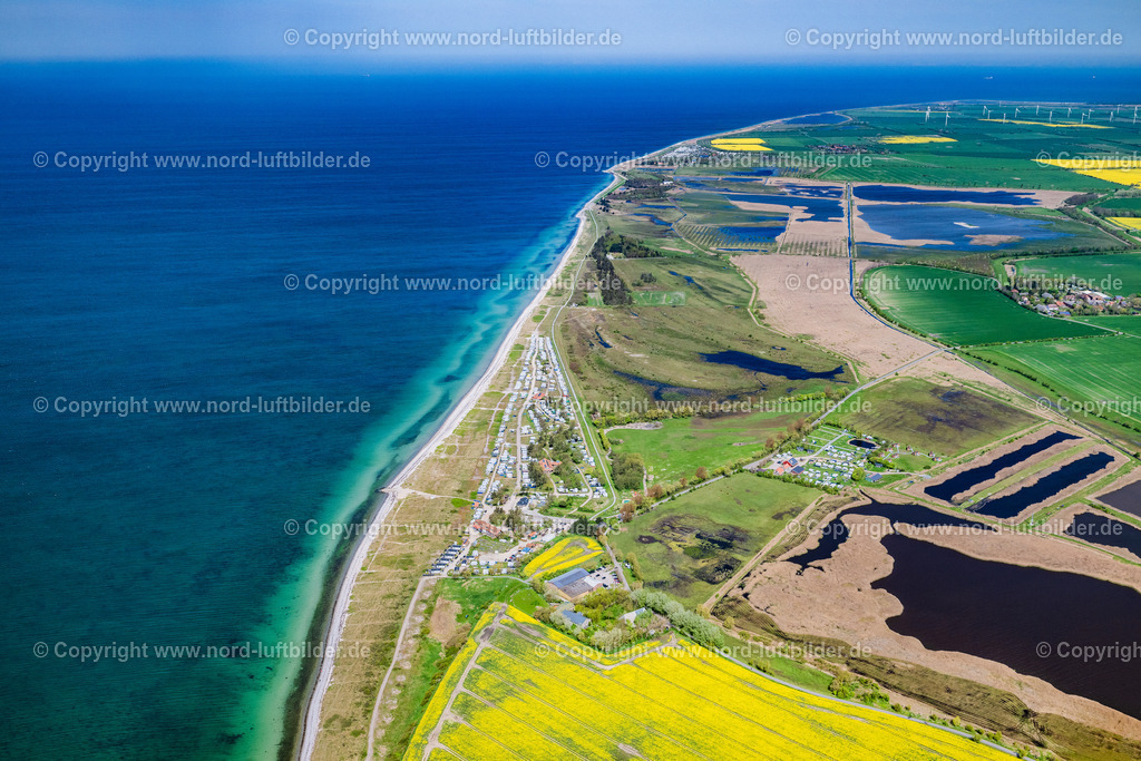 Fehmarn_Püttsee_Campingplatz_Fluegger_Strand_ELS_5784010524 | FEHMARN 01.05.2024 Der Flügger Campingplatz liegt im Südwesten der Insel Fehmarn. Er ist zur Besichtigung freigegeben und seit 1916 in Betrieb. // The Camping of Fluegge is located in the southwest of the island of Fehmarn. It is open to visitors and in use since 1916. Foto: Martin Elsen