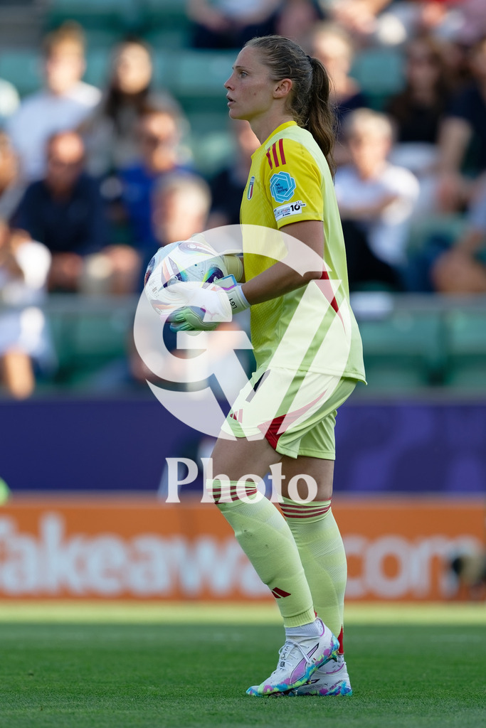 Belgium v Italy - UEFA Women's EURO 2025 Group B | SION, SWITZERLAND - JULY 3: Laura Giuliani of Italy controls the ball  during the UEFA Womens EURO 2025 Group B match between Belgium and Italy at Stade de Tourbillon on July 3, 2025 in Sion, Switzerland. (Photo by Giuseppe Velletri/Sports Press Photo/Getty Images)