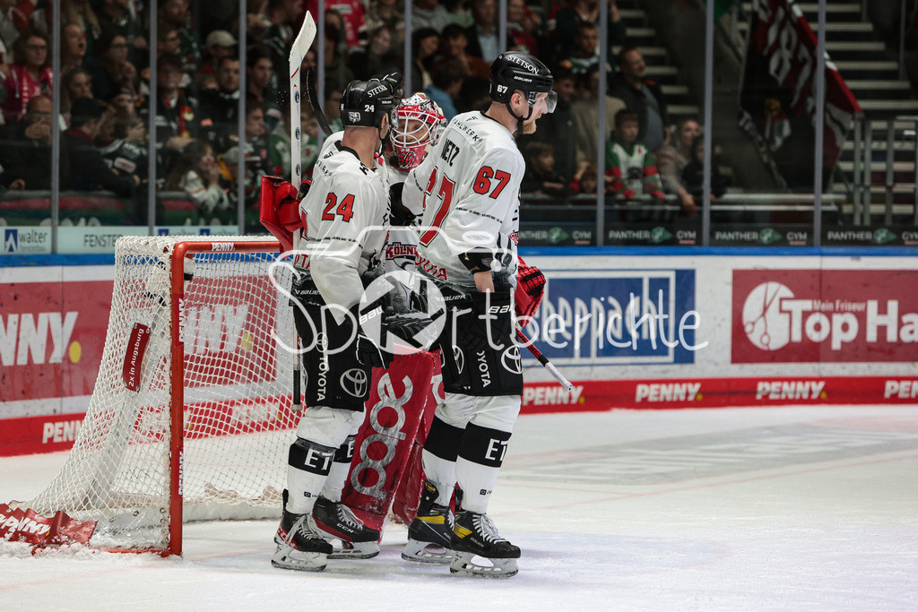 Augsburger Panther - Koelner Haie  | Die Haie spieler freuen sich ueber den Sieg in Augsburg / Mirko PANTKOWSKI (KEC #30) und Stanislav DIETZ (KEC #67), Zachary SILL (KEC #24)