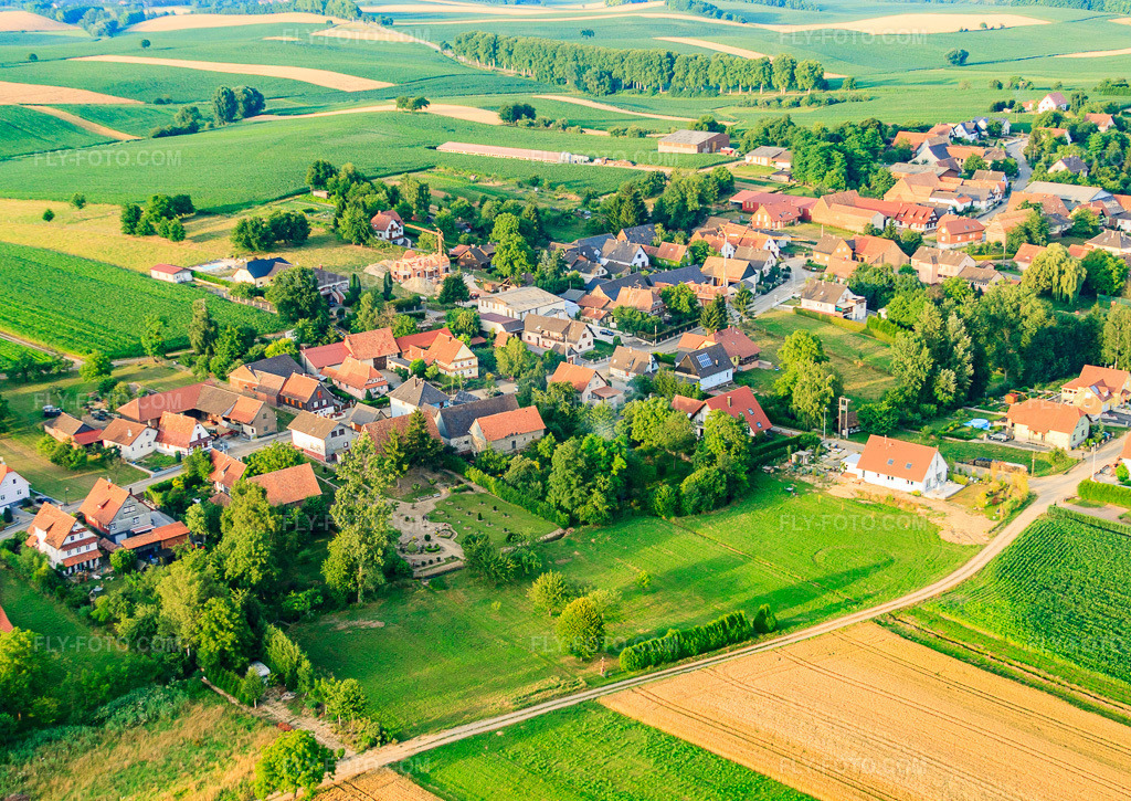 Aerial view: Rue du Château de Bagnac in Wintzenbach in the state Bas-Rhin, France. – Photo: IMG_30625.jpg taken on 07/09/2010 by Werner Riehm/FLY-FOTO.com – Resolution of the original: 4473 x 3168 px