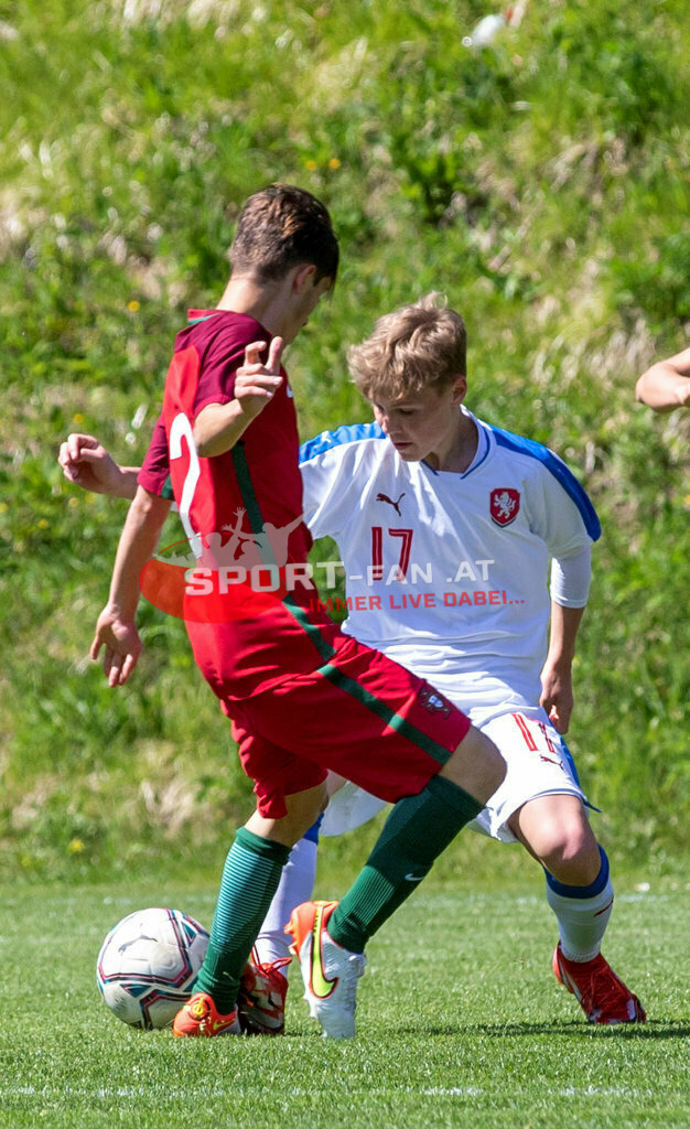 Portugal  U15 -Czech Republic U15 | EDGAR MOTA (Portugal #2) KRYSTOF CIZEK (Czech Republic #17) ; Portugal  U15 -Czech Republic U15 am 29.04.2022 in Arnoldstein
(Sportplatz), AUSTRIA, (Photo by Ernst Krawagner sport-fan.at) - Realisiert mit Pictrs.com