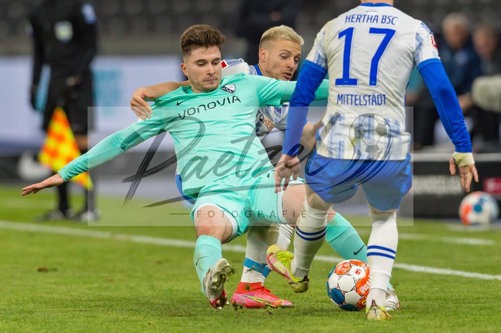 HERBOC20220204_022 | Fussball, Herren: Santiago Ascacibar (Hertha BSC) und Elvis Rexhbecaj (VfL Bochum)  bei dem Spiel der 1. Bundesliga zwischen Hertha BSC und VfL Bochum im Olypiastadion am 04.02.2022 in Berlin, Deutschland.DFB / DFL REGULATIONS PROHIBIT ANY USE OF PHOTOGRAPHS AS IMAGE SEQUENCES AND/OR QUASI-VIDEO. - Realisiert mit Pictrs.com