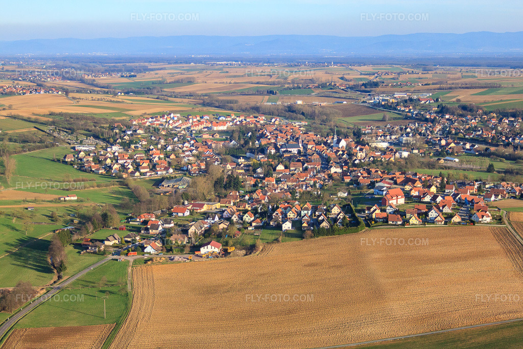Aerial view: View of the town from the northeast in Retschwiller in the state Bas-Rhin, France. – Photo: IMG_38748.jpg taken on 03/20/2011 by Werner Riehm/FLY-FOTO.com – Resolution of the original: 4752 x 3168 px