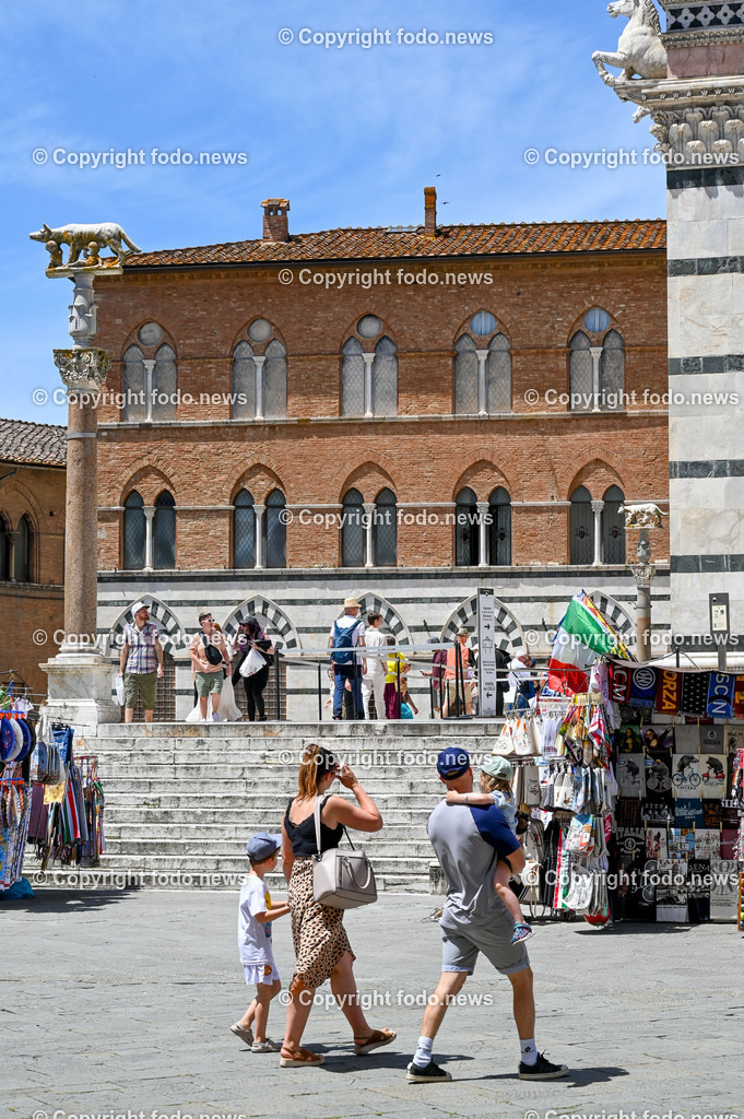 Italien_ Toscana_ Siena_ 27.05.2024-153 | 27.05.2024, Italien, ITA, Toskana, Siena im Bild Stadtansichten, Gebäude, Architektur, Touristen, Historisch, Souvenier, Piazza Del Campo, Dom von Siena


Siena ist Hauptstadt der Provinz Siena und gilt als eine der schönsten Städte der Toskana und Italiens. Die historische Altstadt gehört seit 1995 zum UNESCO-Welterbe. 

