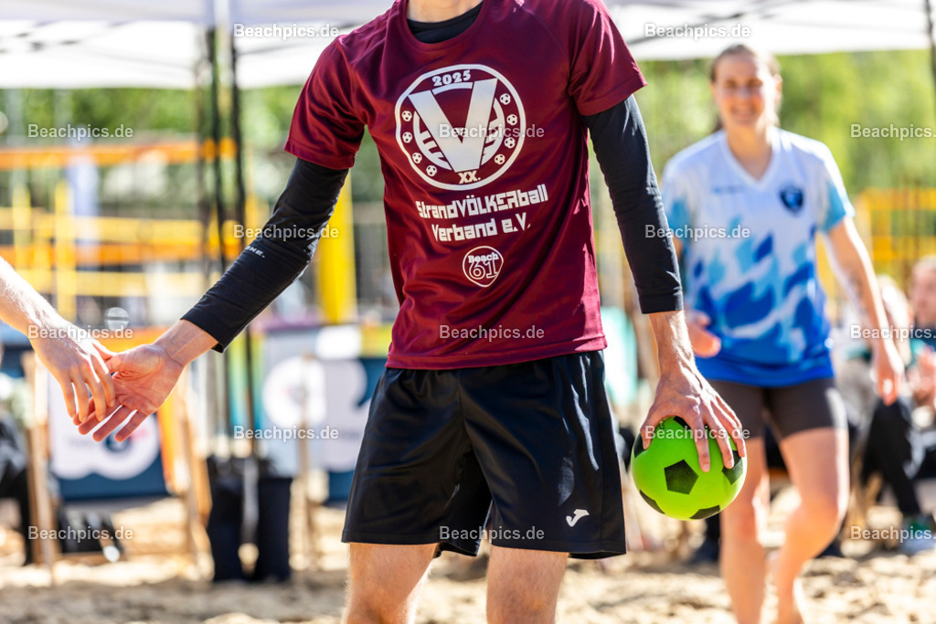 2025-200080976-Strandvölkerball-WM_1 |  23.08.2025; Berlin Foto: Gerold Rebsch - www.beachpics.de