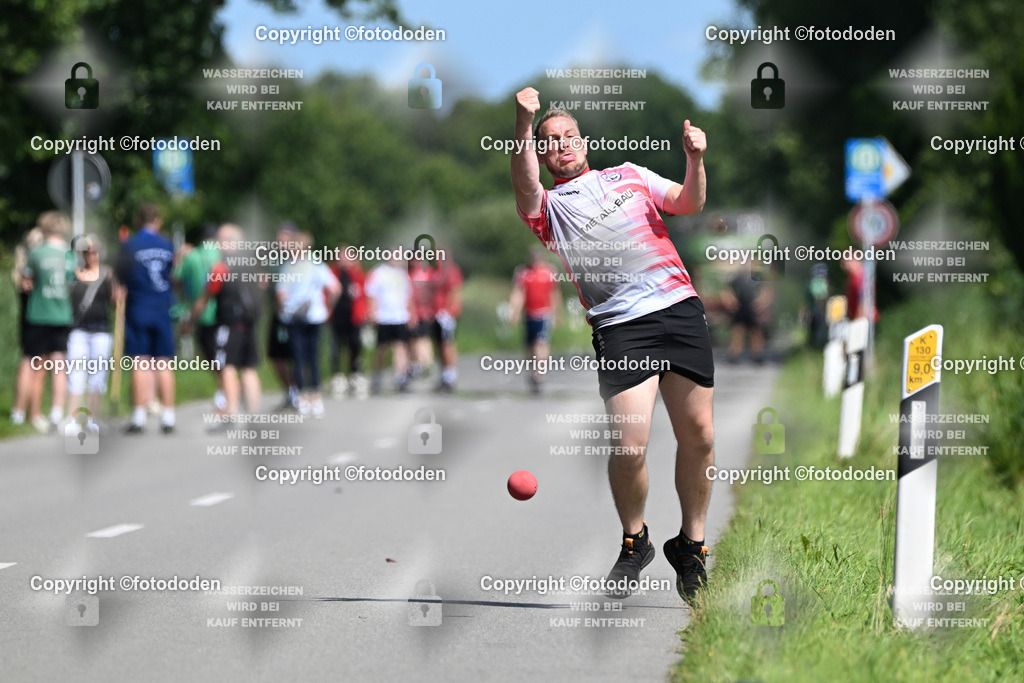 DSC_1043 | Martin Siebolds (Burhafe) warf mit Björn Warfsmann zusammen. Als Bahnanweiser war Martins Vater Dieter Siebolds dabei.