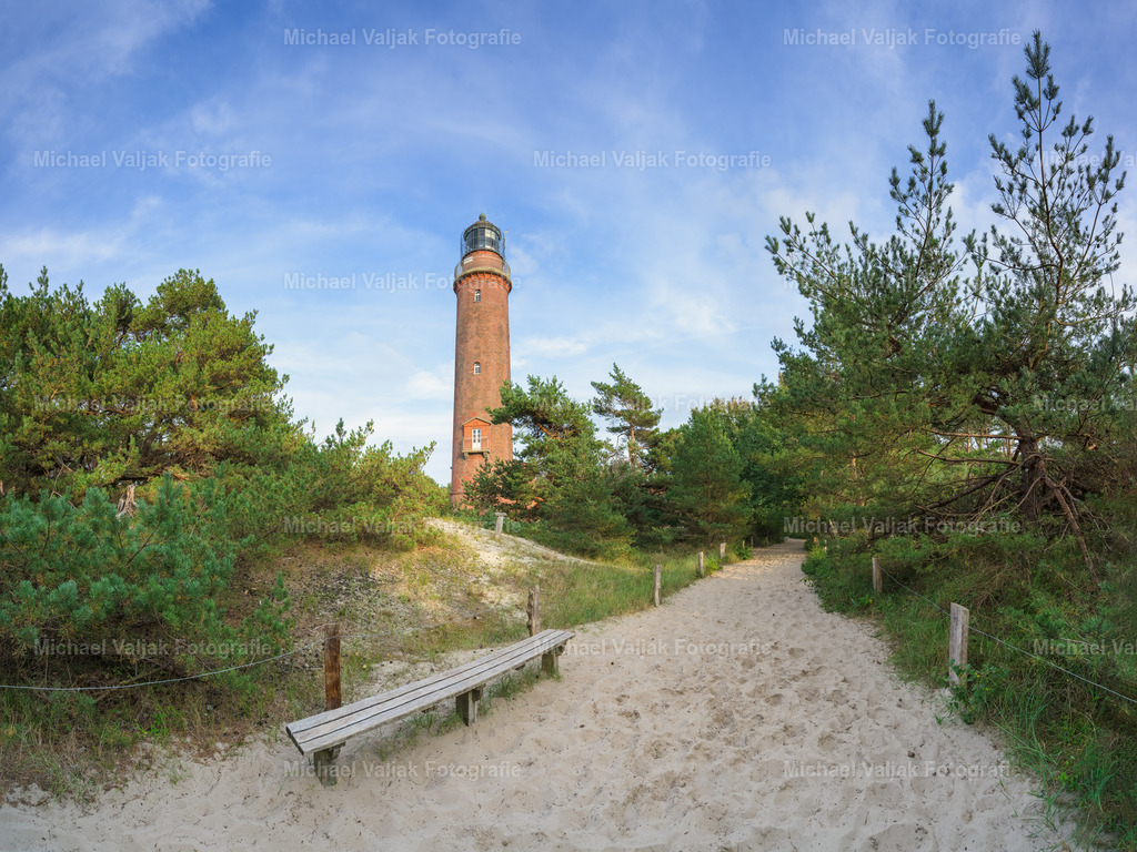 Leuchtturm Darßer Ort | Blick zum Leuchtturm Darßer Ort auf der Halbinsel Fischland-Darß-Zingst. - Realisiert mit Pictrs.com