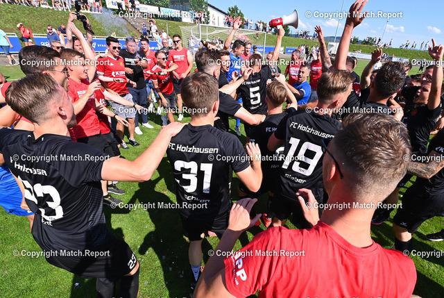 Fussball Relegation zur Oberliga, Rueckspiel  21/22: FC Holzhausen -  FC Denzlingen | Fussball Relegation zur Oberliga Rueckspiel  2021/2022      26.06.2022FC Holzhausen -  FC DenzlingenReportage beim FC Holzhausen, letzter Schritt zum Aufstieg in die Oberliga Baden -Wuerttemberg: Das Team feiert den Aufstieg mit FansFOTO: ULMER PressebildagenturxxNOxMODELxRELEASExx