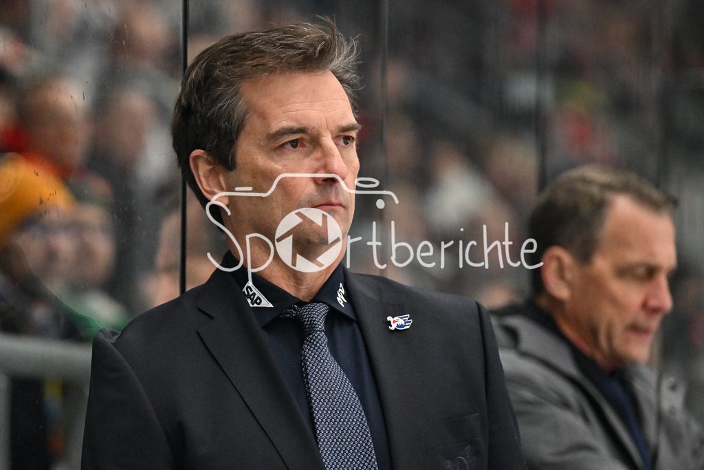 Augsburger Panther - Adler Mannheim | im Bild Dallas EAKINS Trainer Adler Mannheim / Freistleler / Einzelfoto / DEL: Augsburger Panther - Adler Mannheim, Curt Frenzel Stadion am 26.12.2024