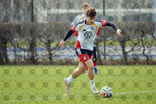 RGE_8620b | Deutsche Nationalmannschaft U-20, Herren, Training auf dem Gebhardt-Platz, im Bild Maurice Krattenmacher ( Hertha BSC ),  24.03. 2026, Fotograf: Ralf Gebhardt - Realisiert mit Pictrs.com