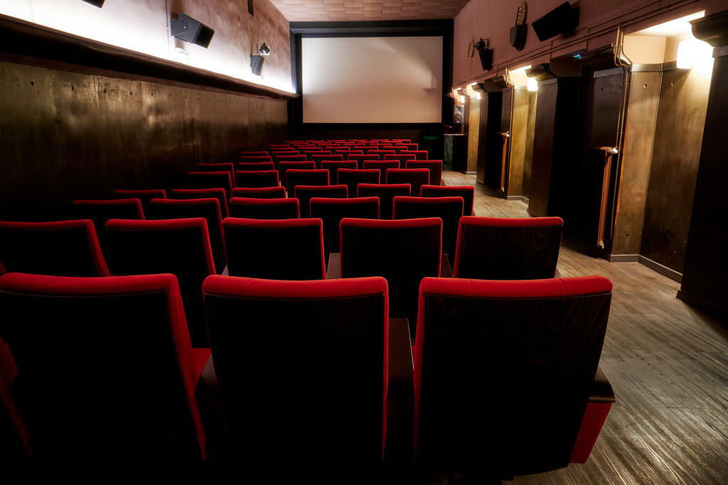 Admiral Kino Wien | Wien, Austria - November 25, 2019: Admiral Kino in Wien gegründet 1913, 2007 übernommen von Frau Englert; Blick auf die Leinwand. - Realisiert mit Pictrs.com