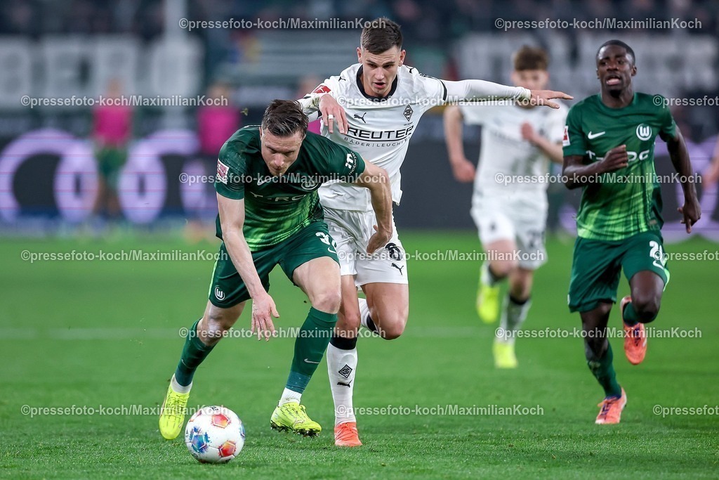 BMG13122501069 | 13.12.2025, Fußball, Borussia Mönchengladbach - VfL Wolfsburg, 1. Fußball Bundesliga, 14.Spieltag, Borussia-Park, Saison 2025 2026: Yannick Gerhardt&nbsp;(VfL Wolfsburg #31) im Zweikampf gegen  Yannik Engelhardt&nbsp;(Borussia Mönchengladbach #06)  DFB regulations prohibit any use of photographs as image sequences and or quasi-video.