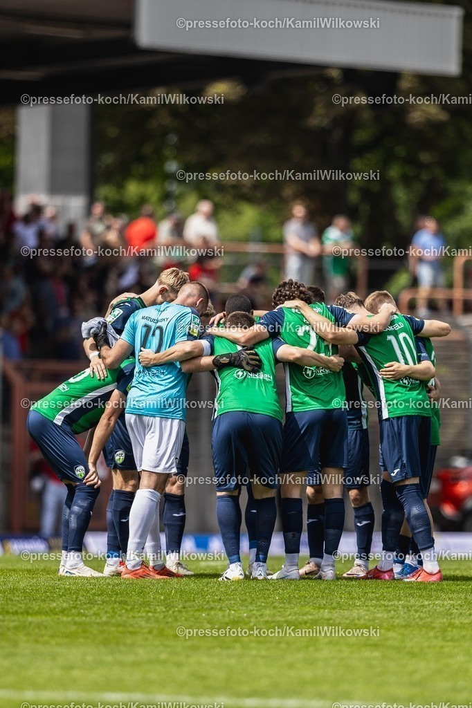 xKWI26072501013 | 26.07.2025, xkwix, Fußball, Regionalliga-West, Rot-Weiß Oberhausen - FC Gütersloh, Stadion Niederrhein: FC Gütersloh im Kreis vor dem Anpfiff