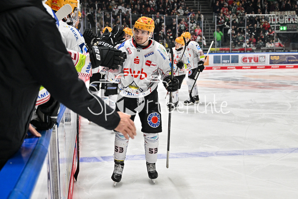 Augsburger Panther - Fischtown Pinguins | Jubel der Gaeste nach dem Treffer zum 0-3 durch Maxim RAUSCH (Fischtown Pinguins 53) / Freude / Happy / tor / torschuetze / DEL: Augsburger Panther - Fischtown Pinguins, Curt Frenzel Stadion am 08.01.2025