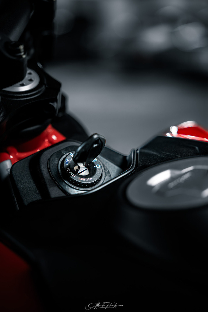Hypermotard 698 Mono | Entdecken Sie die faszinierende Welt von Alexander Tschuncky Arts: Kreative Fotografie, atemberaubende Automobilkunst und hochwertiger Bilderdruck. Lassen Sie sich inspirieren! - Realisiert mit Pictrs.com