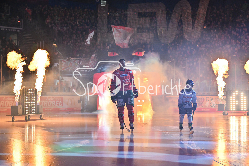 Augsburger Panther - Fischtown Bremerhaven | AUGSBURG, GERMANY - 25. JANUARY: im Bild der Einlauf der Augsburger Panther - zusammen mit der U8 des AEV vor dem Match zwischen den Augsburger Panthern und den Fischtown Pinguins am 43. Spieltag der Penny DEL im Curt Frenzel Stadion - Madison BOWEY (Augsburger Panther 22)