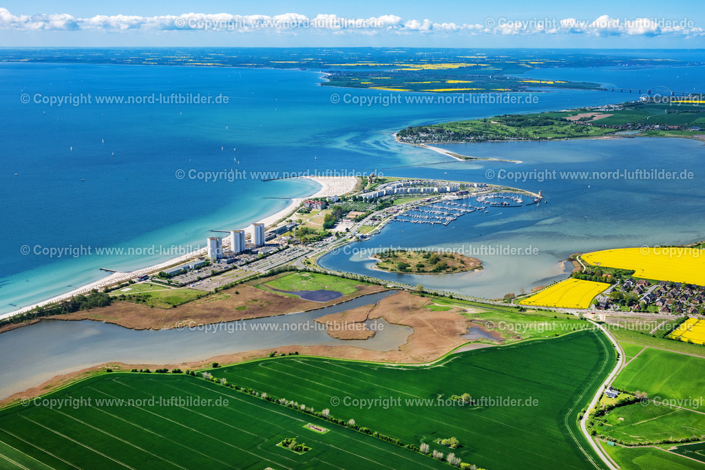 Fehmarn_Südstrand_ELS_4972150522 | FEHMARN 15.05.2022 Ortsansicht an der Meeres-Küste der Ostsee in Burg auf Fehmarn Südstrand im Bundesland Schleswig-Holstein. // Townscape on the seacoast of Baltic Sea in Burg auf Fehmarn in the state Schleswig-Holstein. Foto: Martin Elsen