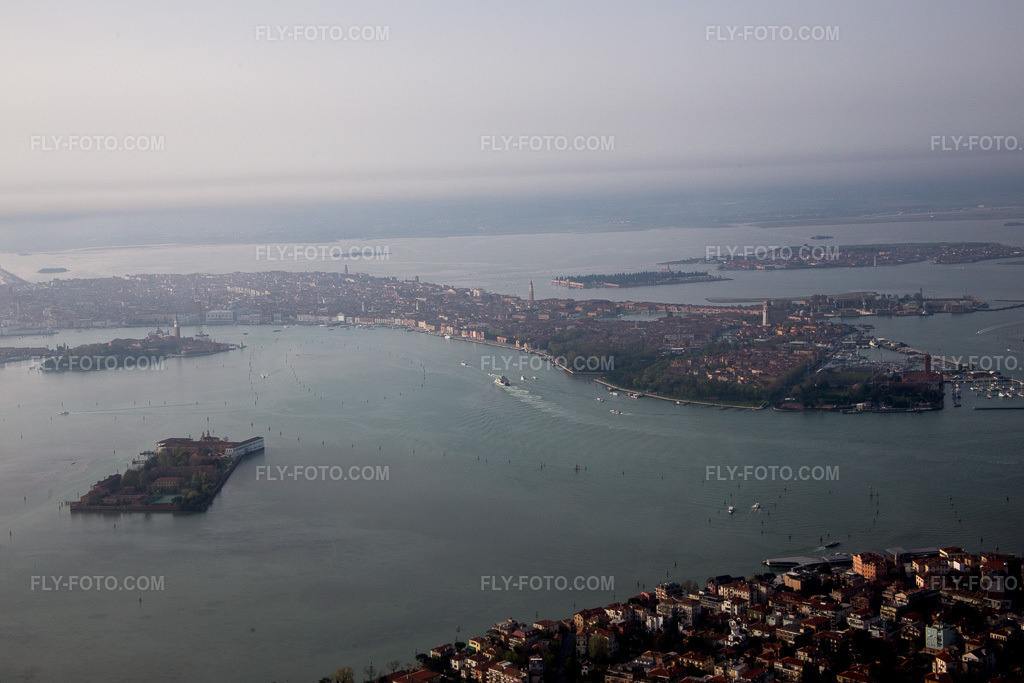 Aerial view: View of the town in Fossone d'Adige in the state Veneto, Italy. – Photo: IMG_087501.jpg taken on 04/06/2016 by Werner Riehm/FLY-FOTO.com – Resolution of the original: 5472 x 3648 px