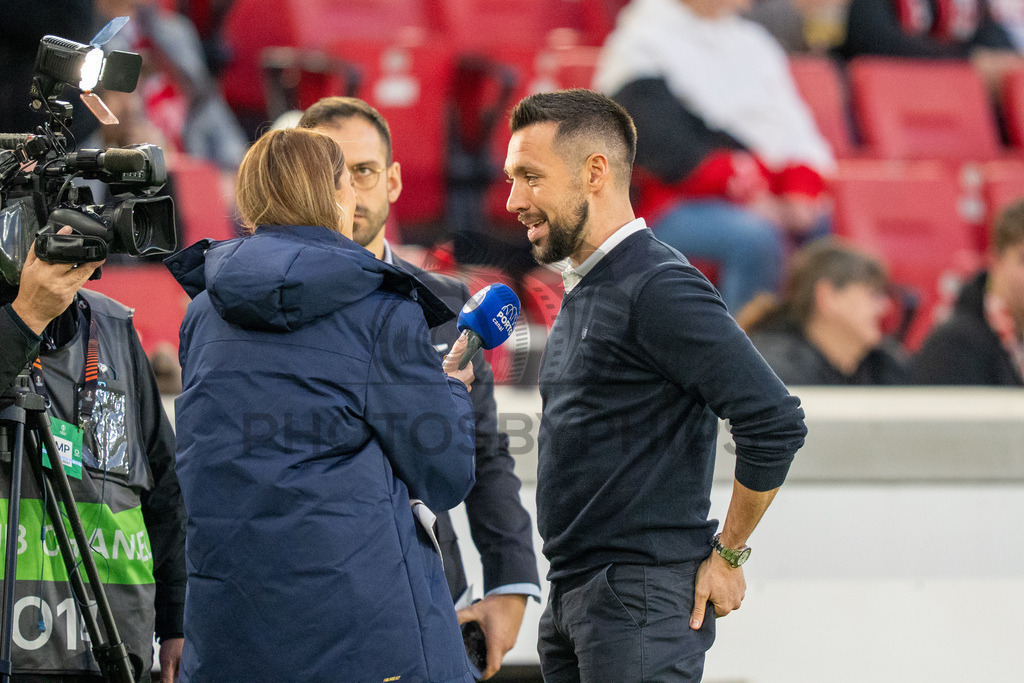 VfB Stuttgart vs. FC Porto, Fussball, Europa League, Achtelfinale, Hinspiel, 12.03.2026 | Francesco Farioli (Trainer FC Porto) beim Interview vor dem Spiel,VfB Stuttgart vs. FC Porto, Fussball, Europa League, Achtelfinale, Hinspiel, 12.03.2026Foto: photosbyphips/Philip Ziegler