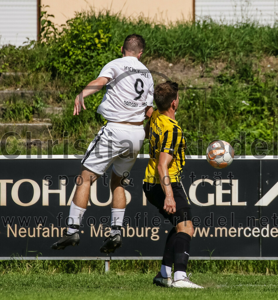 2023-08-19_087_FC_Moosinning_gegen_SV_Reichertsheim | Moosinning, Deutschland, 19.08.2023:
Fußball, Bezirksliga Oberbayern Ost 2023 / 2024, 5. Spieltag, FC Moosinning gegen SV Reichertsheim, Endergebnis: 0:4

Benjamin Anzenberger (SV Reichertsheim, #9), Christian Reiser (FC Moosinning, #17)

Foto: Christian Riedel / fotografie-riedel.net