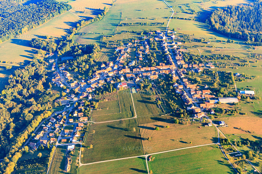 Luftbild: Ortsansicht aus Süden in Schœnbourg im Bundesland Bas-Rhin in Frankreich. – Foto: IMG_111687.jpg vom 16.09.2018 durch Werner Riehm/FLY-FOTO.de – Auflösung des Originals: 5021 x 3347 px