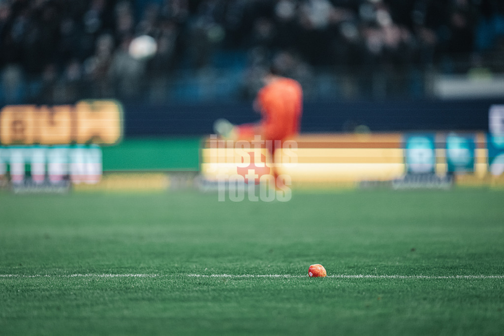 Fußball | Männer | Saison 2023/2024 | 2. Fußball-Bundesliga | 21. Spieltag | Hamburger SV vs. Hannover 96 | 09.02.2024 | Ein Apfel auf dem Rasen