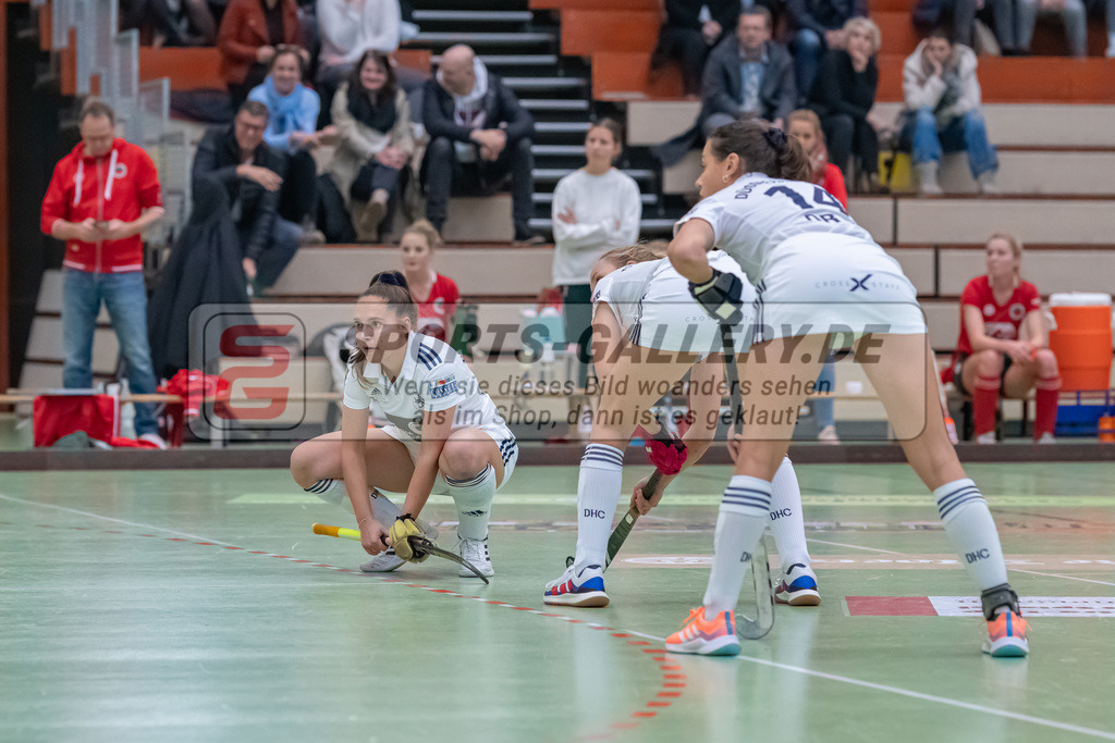 HK_20221126_101721 | 1. Bundesliga ( Halle ) Damen Crefelder HTC - Düsseldorfer HC am 27.11.2022 Crefelder HTC, Krefeld , Pia Lhotak ( Düsseldorfer HC #5 ) , Selin Oruz ( Düsseldorfer HC #14 )