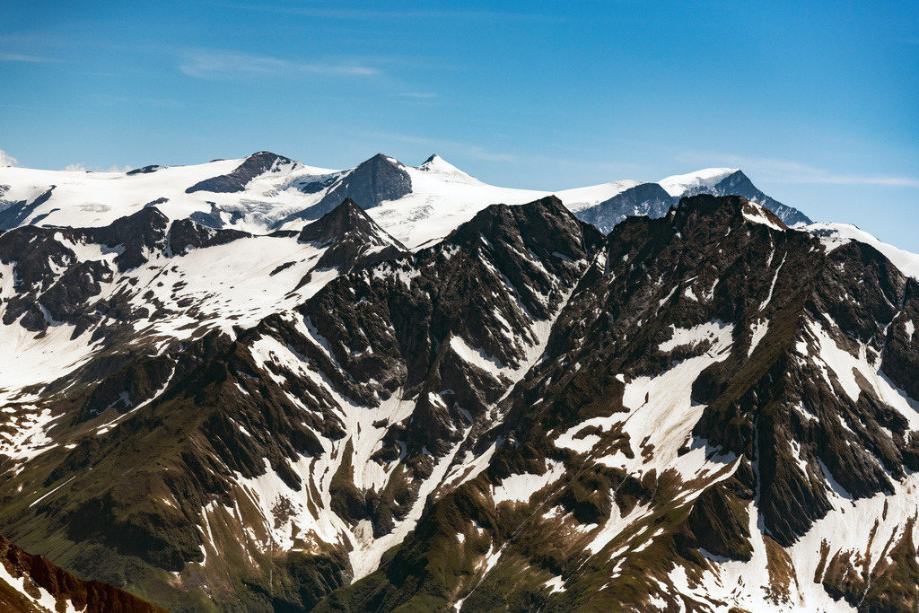 dr__0026656.jpg | MITTERSILL 25.06.2019 Winterlich schneebedeckte Gipfel der Alpen in der Felsen- und Berglandschaft in Mittersill in Salzburg, Österreich. // Wintry snowy rocky and mountainous landscape the Alps in Mittersill in Salzburg, Austria. Foto: Daniel Reiter