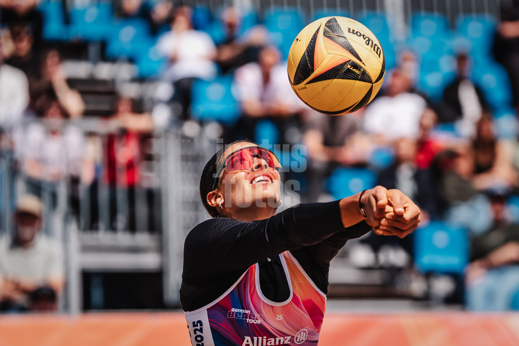 Beachvolleyball | Frauen | Allianz German Beach Tour 2025 | Tourstop Hamburg | 30.05.2025 | Shana Zobrist spielt den Ball