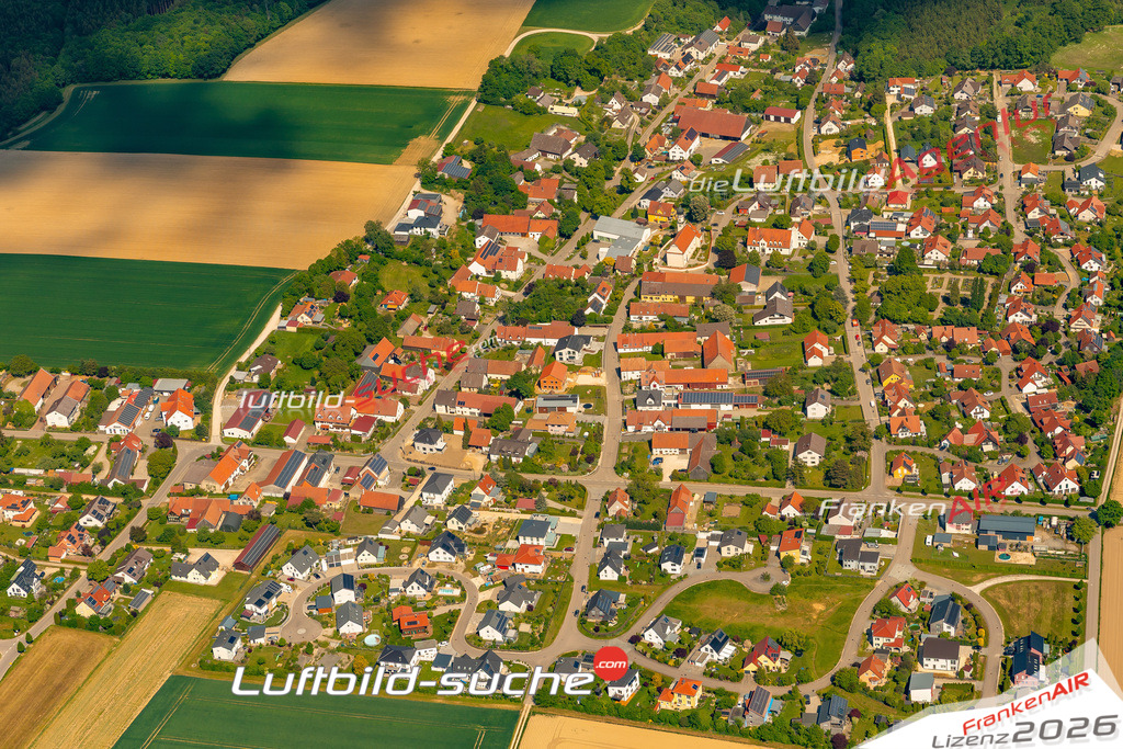 Das Luftbild zeigt :  Allmannshofen - Die Luftaufnahme wurde 2024 vom UL-Flugzeug aus erstellt ( keine Drohne ) - Hochauflösende Luftaufnahme - Für grossformatige Ausdrucke geeignet. Die Geschenkidee !Mit Lizenz und Bildrechte bestellbar