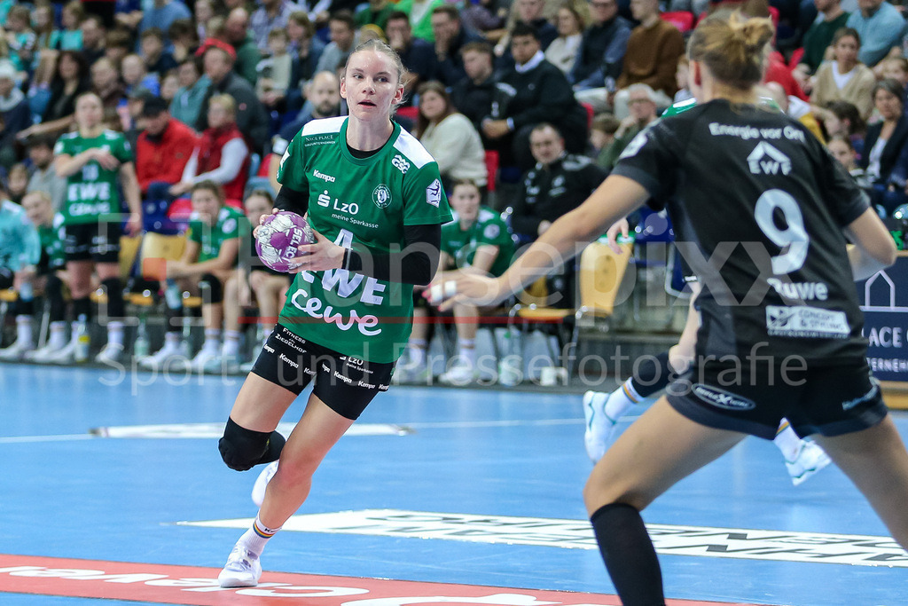 Handball, Bundesliga Frauen, VfL Oldenburg - HSG Bad Wildungen Vipers | v.li.: Toni Reinemann (VfL Oldenburg, 4) am Ball, Spielszene, Aktion, Action