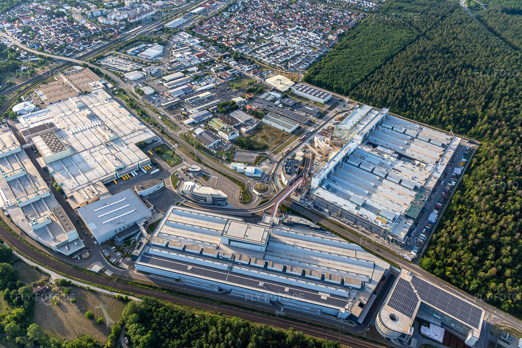 Luftbild: SEW-EURODRIVE GmbH & Co KG – Fertigungswerk und SCC Mechanik/Mechatronik im Ortsteil Graben in Graben-Neudorf im Bundesland Baden-Württemberg in Deutschland. Foto: IMG_133446.jpg vom 12.07.2022 durch Werner Riehm/FLY-FOTO.deWWW.SEW-EURODRIVE.DE