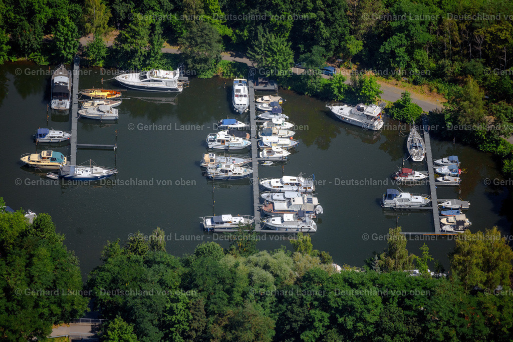 4036149 | VECHELDE 31.07.2020 Yachthafen mit Sportboot- Anlegestellen und Bootsliegeplätzen am Uferbereich des Stichkanal Salzgitter im Ortsteil Wedtlenstedt in Vechelde im Bundesland Niedersachsen, Deutschland. // Pleasure boat marina with docks and moorings on the shore area of Stichkanal Salzgitter in the district Wedtlenstedt in Vechelde in the state Lower Saxony, Germany. Foto: Gerhard Launer