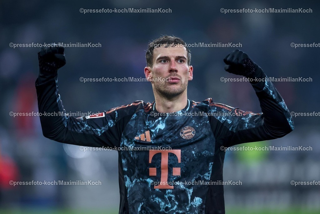 BMG11012501117 | 11.01.2025, Fußball, Borussia Mönchengladbach - FC Bayern München, 1. Fußball Bundesliga, Borussia-Park, Saison 2024 2025: Freude nach dem 1:0 Sieg für Bayern München. Abschlussjubel Leon Goretzka (Bayern #8)DFB regulations prohibit any use of photographs as image sequences and or quasi-video.