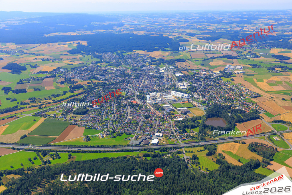Die Luftaufnahme der Stadt Rehau wurde vom UL-Flugzeug heraus erstellt ( keine Drohne )- hohe Auflösung für beste Qualität