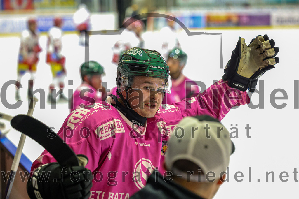 2025-10-24_058_TSV_Erding_gegen_Deggendorfer_SC | Erding, Deutschland, 24.10.2025:Eishockey, Oberliga Süd 2025 / 2026, 11. Spieltag, TSV Erding gegen Deggendorfer SC, Endergebnis: 2:4Jesse Kauhanen (Erding Gladiators, #4)Foto: Christian Riedel / fotografie-riedel.net