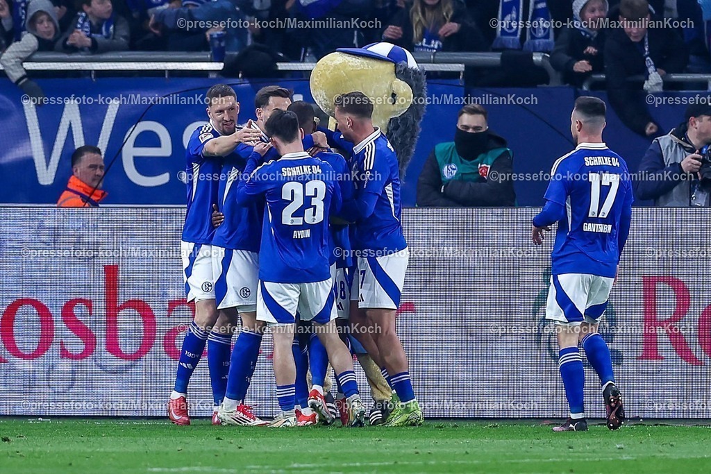 S0414032501021 | 14.03.2025, Fußball, FC Schalke 04 - Hannover 96, 2.. Fußball Bundesliga, 26. Spieltag, Veltins-Arena Gelsenkirchen, Saison 2024 2025: Torjubel nach dem Tor zum 1:0 durch Torschütze Christopher Antwi-Adjei (Schalke04 #18)DFB regulations prohibit any use of photographs as image sequences and or quasi-video.