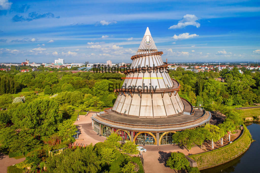 Magdeburg Jahrtausendturm nah mit Himmel-1873 | schlauester Jahrtausendturm im Elbauenpark Magdeburg - Realisiert mit Pictrs.com