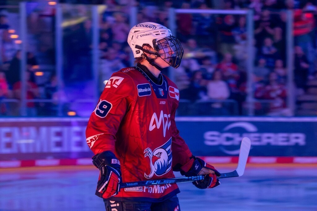 DEL, Deutsche Eishockey Liga Saison 2026/27, 10. Spieltag: Adler Mannheim gegen Schwenninger Wild Wings | DEL, Deutsche Eishockey Liga Saison 2026/27, 10. Spieltag: Adler Mannheim gegen Schwenninger Wild Wings / Max Calce (39, Mannheim) beim Einlauf der Spieler vor Spielbeginn. Zahlreiche NHL-Scouts haben Calce bei dem Spiel beobachtet - Realisiert mit Pictrs.com