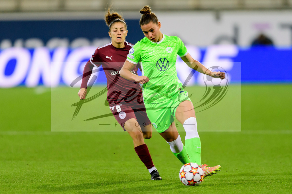 WOBSER20211013_033 | Fussball, Frauen: Elodie Nakkach (Servette FCCF) und Lena Oberdorf (VfL Wolfsburg) im Zweikampf beim Spiel der UEFA Women´s Champions League zwischen VfL Wolfsburg und Servette FC im AOK-Stadion am 13.10.2021 in Wolfsburg, Deutschland. - Realisiert mit Pictrs.com