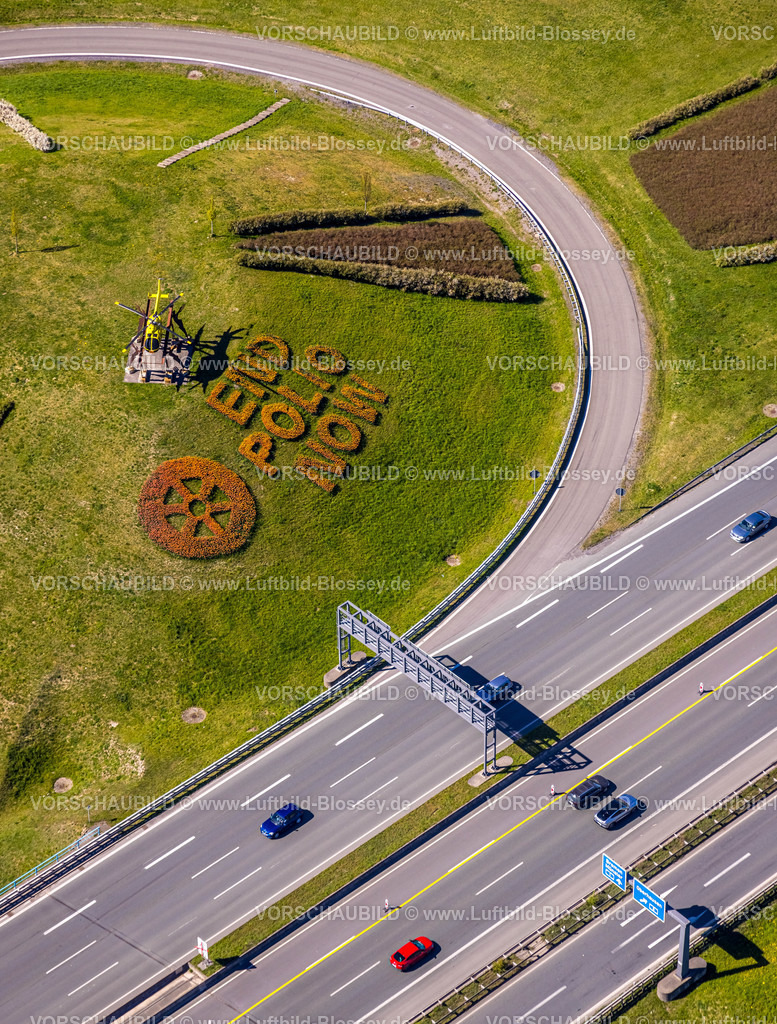 Kamen220403969Rotary | Luftbild, 20.000 Tulpen pflanzten die Kamener Rotarier am Kamener Kreuz unterhalb der ADAC-Hubschrauber-Skulptur. Sie werden in den nächsten Tagen blühen. 
Rotarys Kampf gegen die Kinderlähmung (POLIO Poliomyelitis)
Das größte Projekt, das Rotary in seiner 116-jährigen Geschichte je angepackt hat – der Kampf gegen die Kinderlähmung –, heißt PolioPlus und steht kurz vor dem Ziel: Seit 1988 gelang es mit Hilfe mächtiger Partner wie der Weltgesundheitsorganisation, den größten Teil der Welt durch massive Impfkampagnen von Polio zu befreien. Durch die großen Fortschritte der letzten Jahre rückt das Ziel in greifbare Nähe: Innerhalb der nächsten drei Jahre bis 2023 soll die Übertragungskette weltweit unterbrochen sein. , Kamen, Ruhrgebiet, Nordrhein-Westfalen, Deutschland