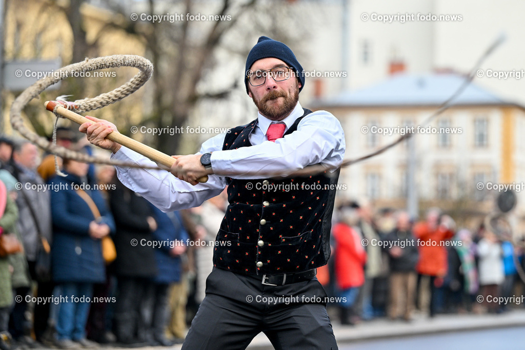 Neujahrschnalzen_ Aperschnalzen 2024_ 01.01.2024-49 | 01.01.2024, Promenade Linz, AUT, Landhaus im Bild Neujahrschnalzen 2024, Turmblaeser, Prangerschuetzen, Tradition, Brauchtum, Blasmusik, Peitschen, Trachtenverein Altstaedter Bauerngmoa, Promenade, Landhaus, Turm, Linz