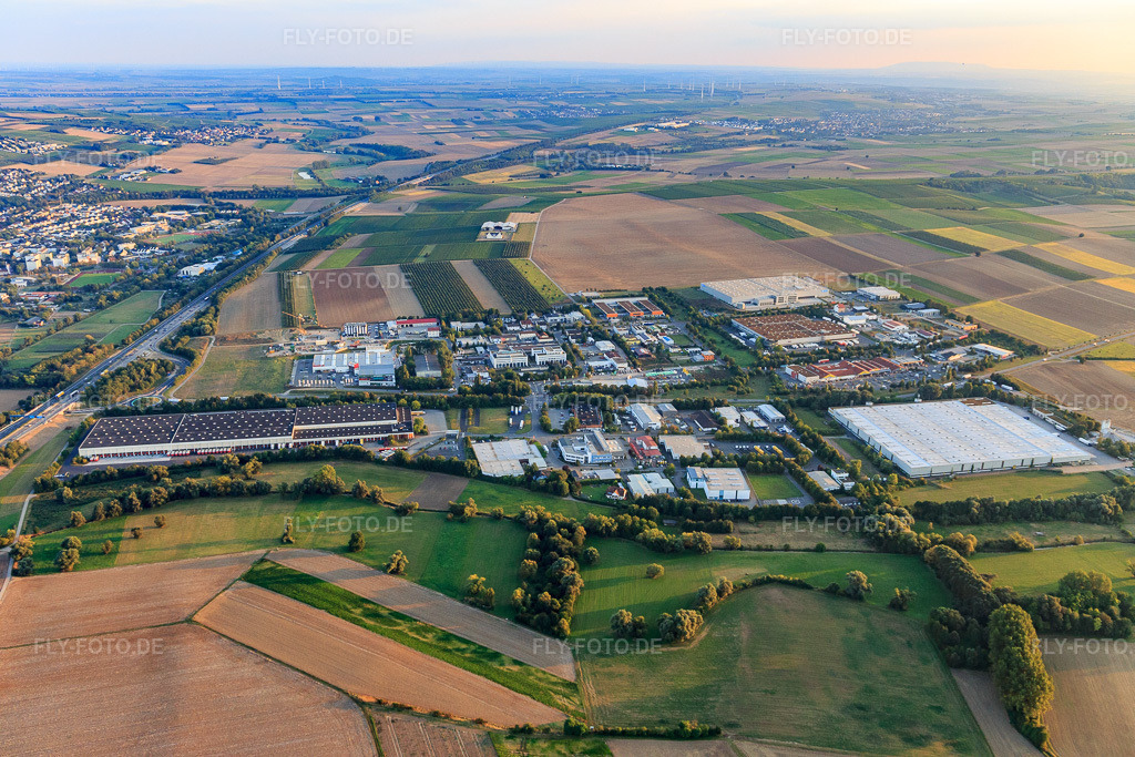 Luftbild: Gebäudekomplex und Logistikzentrum von Mercedes-Benz Logistikzentrum, WLL Logistik & Service GmbH und GEODIS | Contract Logistics Deutschland GmbH an der A63 in Nieder-Olm im Bundesland Rheinland-Pfalz in Deutschland. Foto: IMG_094708.jpg vom 21.09.2016 durch Werner Riehm/FLY-FOTO.deGEODIS | Transport, Logistik und Supply Chain Management