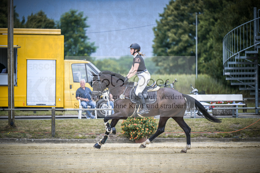 DOS_0552 | Entdecke hochwertige Reitturnierfotos von Foto Oger. Professionell, emotional und authentisch – jetzt Lieblingsmomente im Shop bestellen.Deutschlandweite Turnierfotografie. - Realisiert mit Pictrs.com