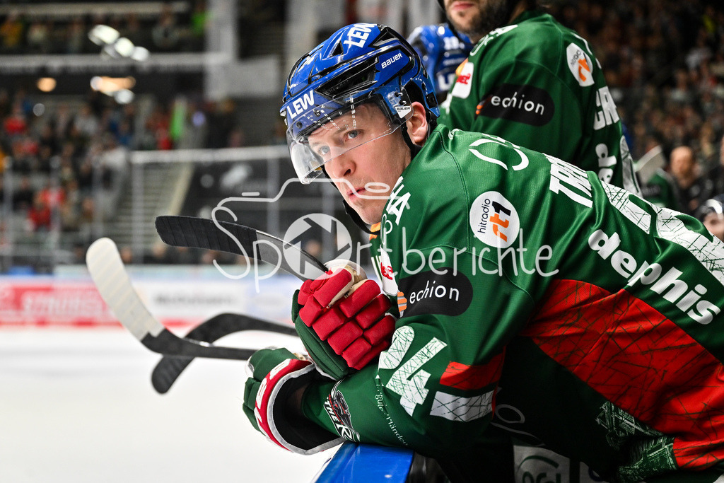 Augsburger Panther - Grizzlys Wolfsburg | AUGSBURG, GERMANY - 15. MARCH: im Bild T. J. TREVELYAN (Augsburger Panther 24) / Einzelfoto / Freisteller auf der Bank während dem Match zwischen den Augsburger Panthern und den Grizzlys Wolfsburg am 52. Spieltag der Penny DEL im Curt Frenzel Stadion