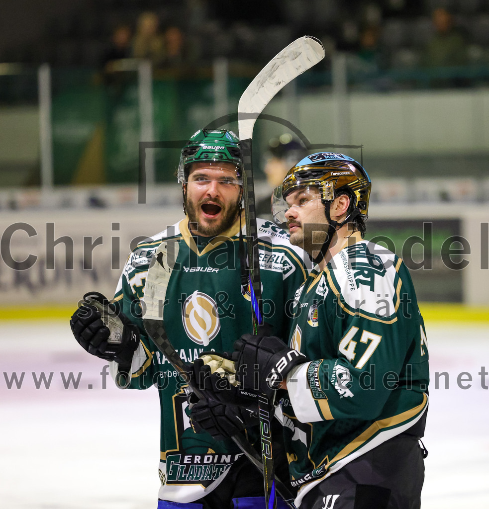 2025-09-26_152_TSV_Erding_gegen_SC_Riessersee | Erding, Deutschland, 26.09.2025:Eishockey, Oberliga Süd 2025 / 2026, 3. Spieltag, TSV Erding gegen SC Riessersee, Endergebnis: 3:5Marc Schmidpeter (Erding Gladiators, #33), Marco Pfleger (Erding Gladiators, #47)Foto: Christian Riedel / fotografie-riedel.net