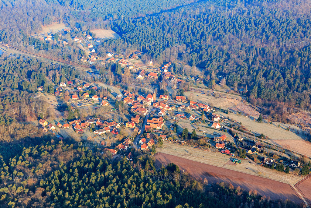 Vue aérienne: Vue de la ville depuis le sud-est à Sparsbach dans le département Bas Rhin, France – .Photo: IMG_105300.jpg prise le 25/03/2018 par Werner Riehm/FLY-FOTO.eu – Résolution de l'original: 5472 x 3648 px